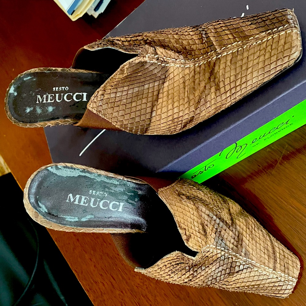 SESTO MEUCCI Made in Italy Snakeskin low heel
